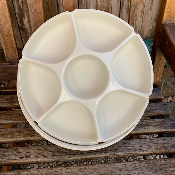 Vintage Tupperware large divided vegetable/chip & Dip tray with Lid. White. - Picture 5 of 6